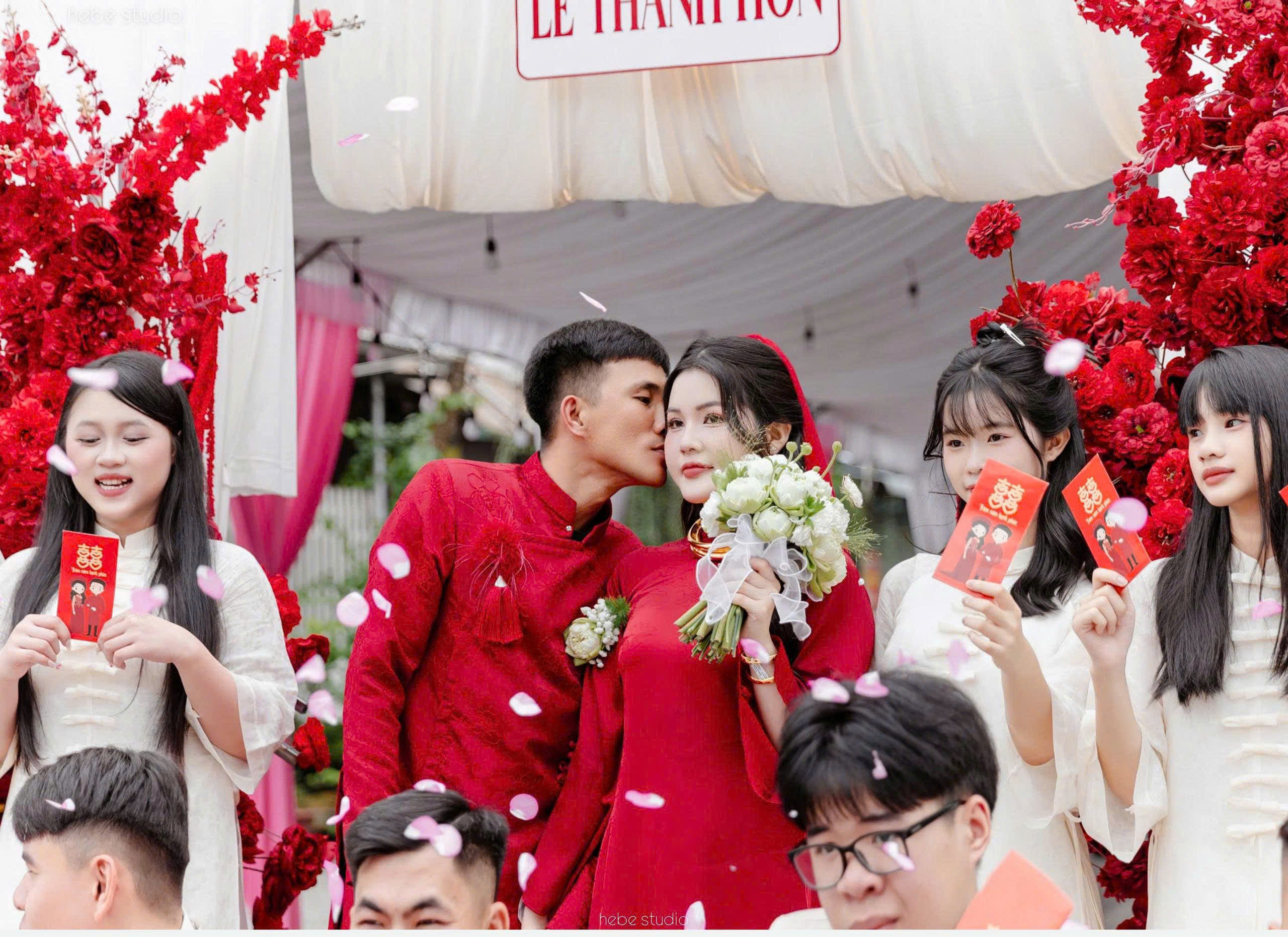 Lễ Đính Hôn Ngập Sắc Yêu Thương