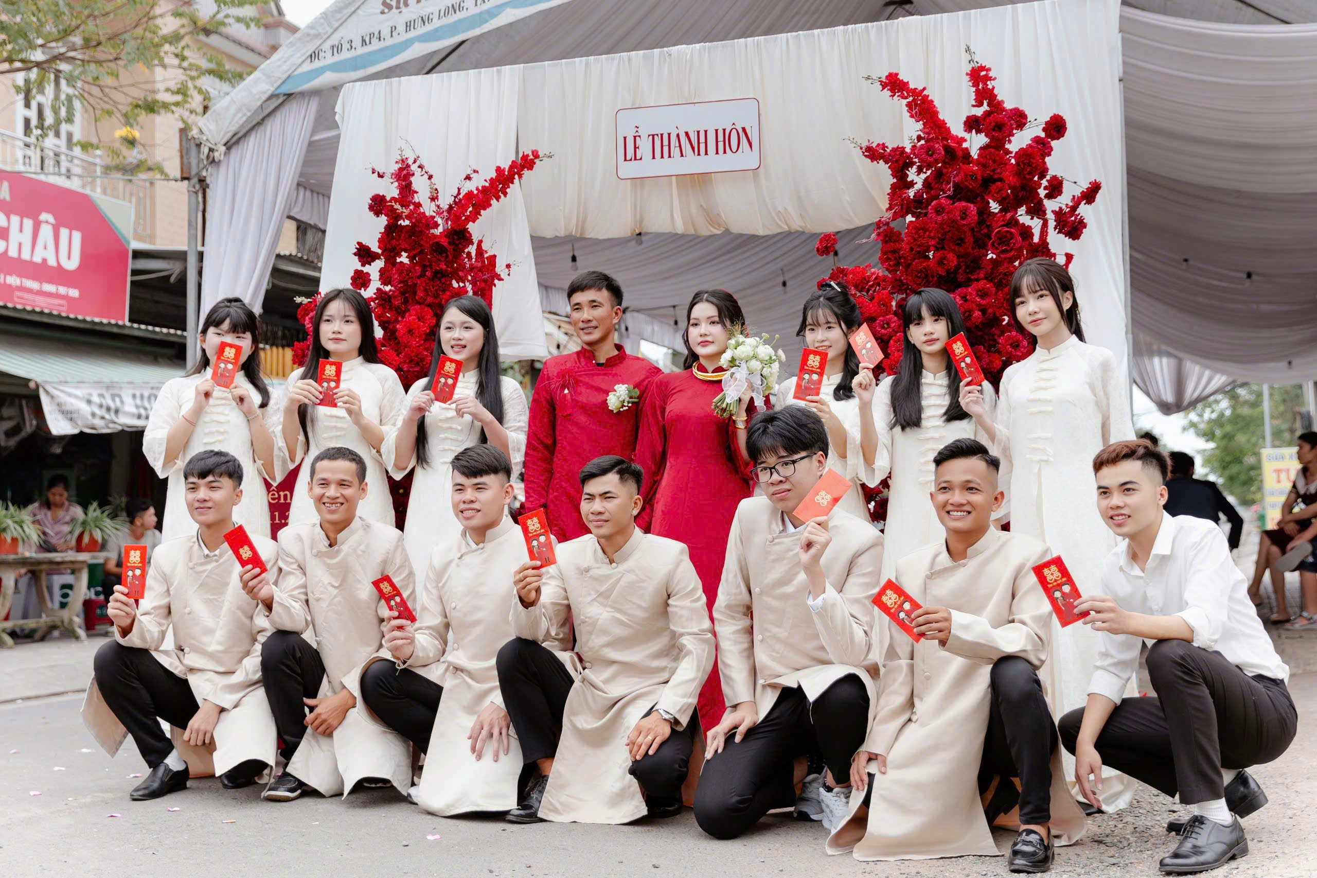 Lễ Đính Hôn Ngập Sắc Yêu Thương