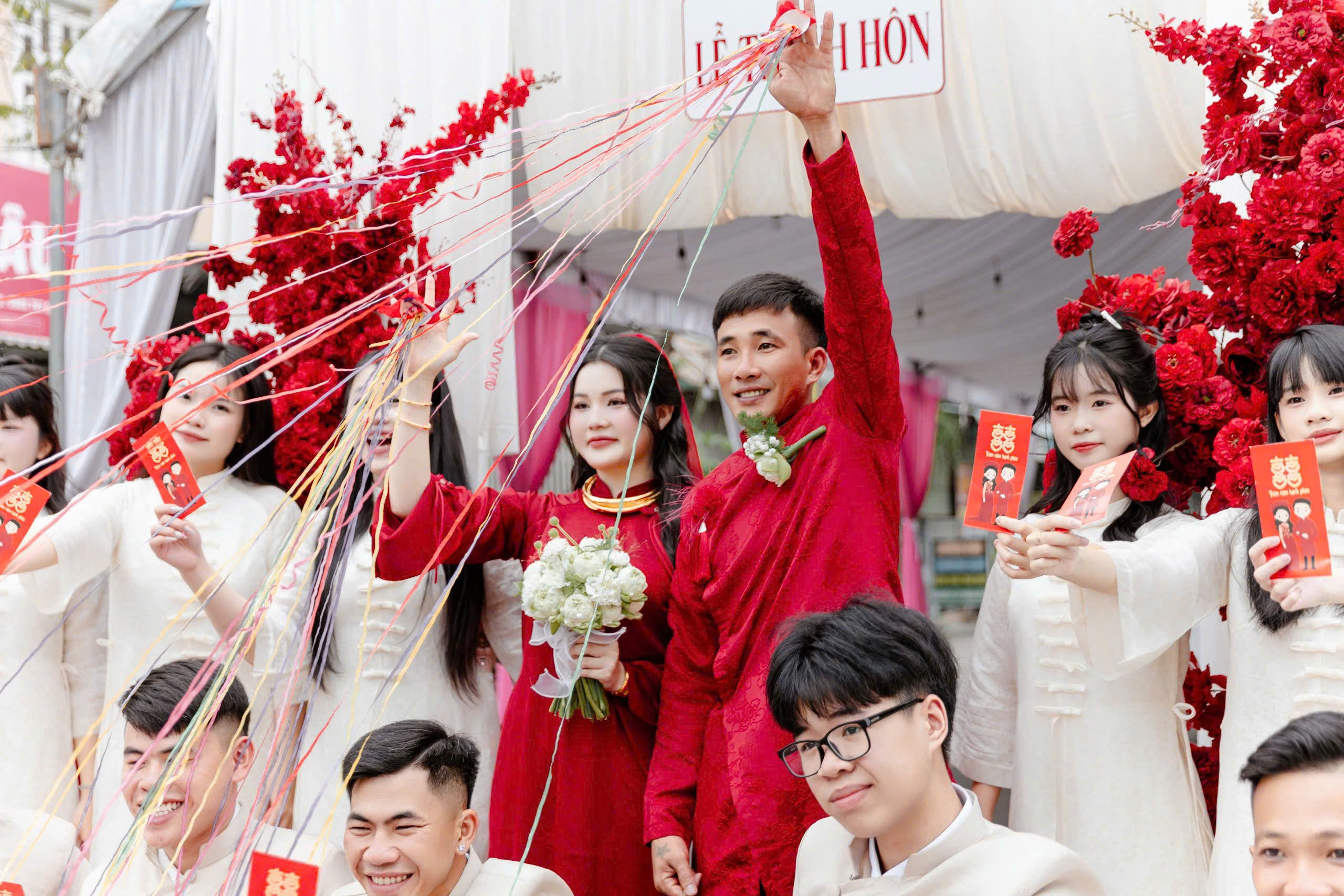 Lễ Đính Hôn Ngập Sắc Yêu Thương