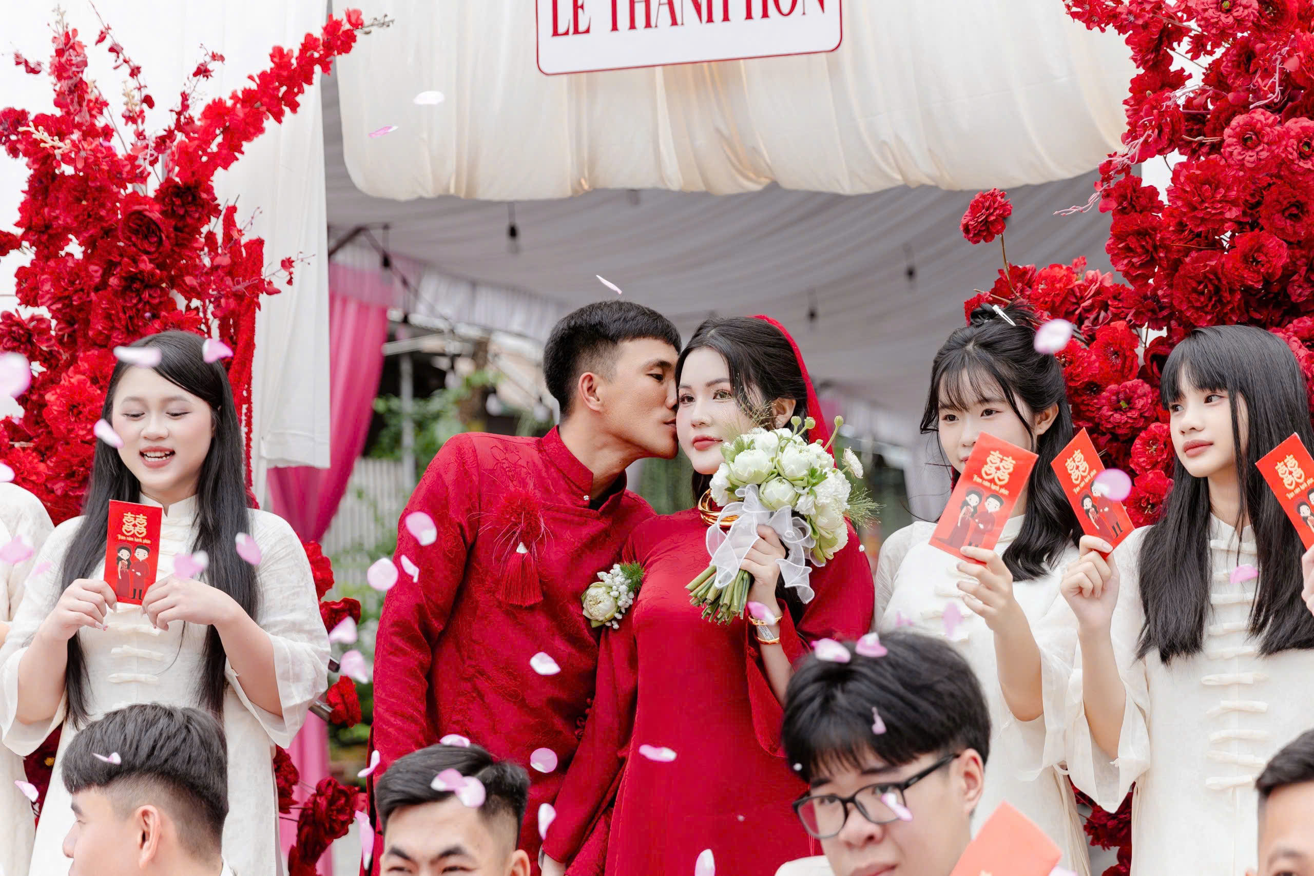 Lễ Đính Hôn Ngập Sắc Yêu Thương