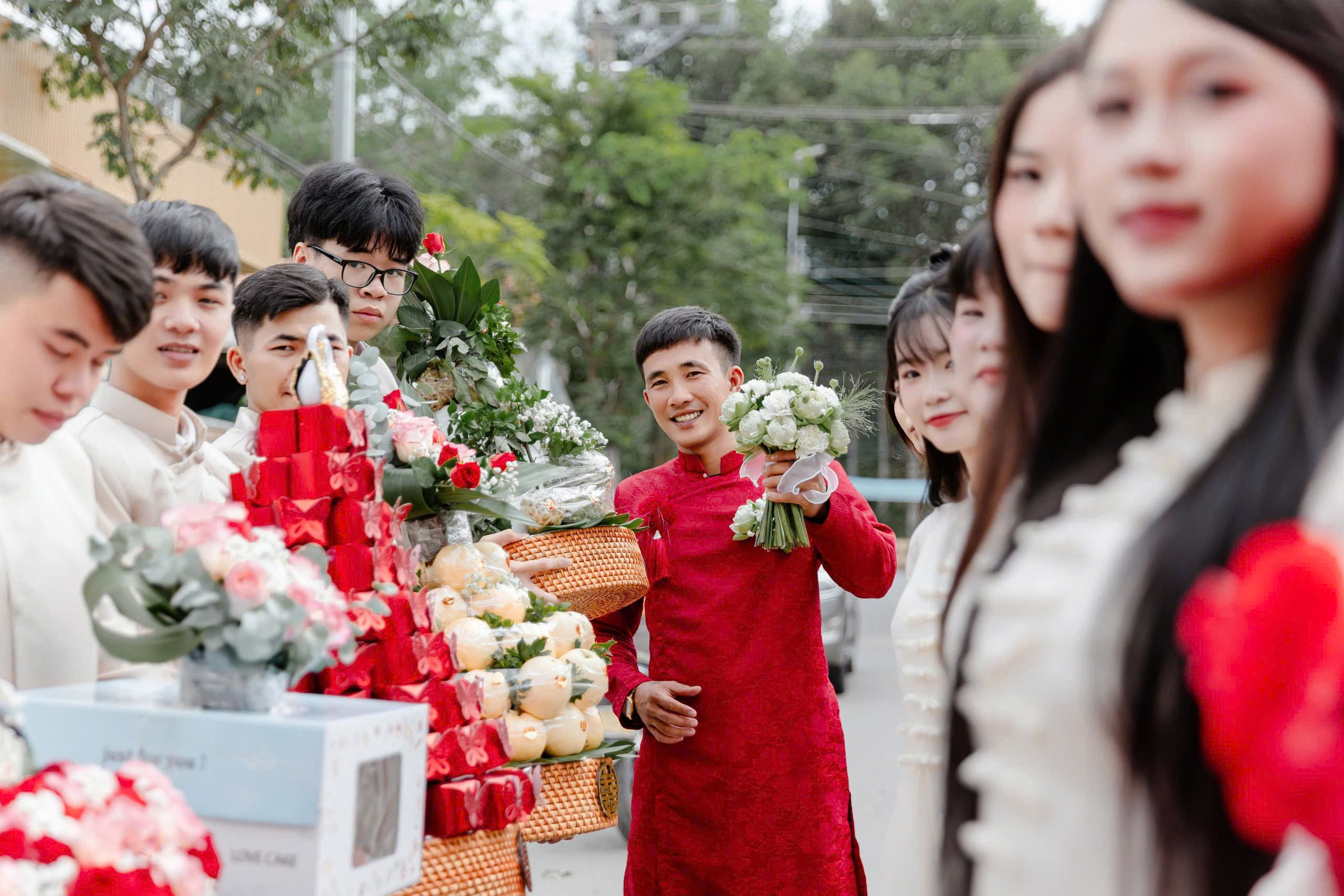 Lễ Đính Hôn Ngập Sắc Yêu Thương